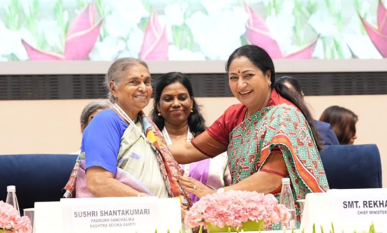 सीएम रेखा गुप्ता महिला बुद्धिजीवियों के सम्मेलन में भाषण देती हुई