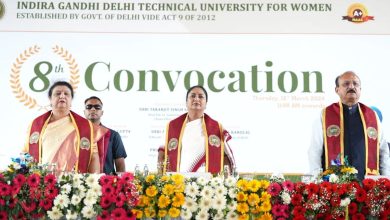 IGDTUW 8वां दीक्षांत समारोह: CM Rekha Gupta छात्राओं से संवाद करते हुए