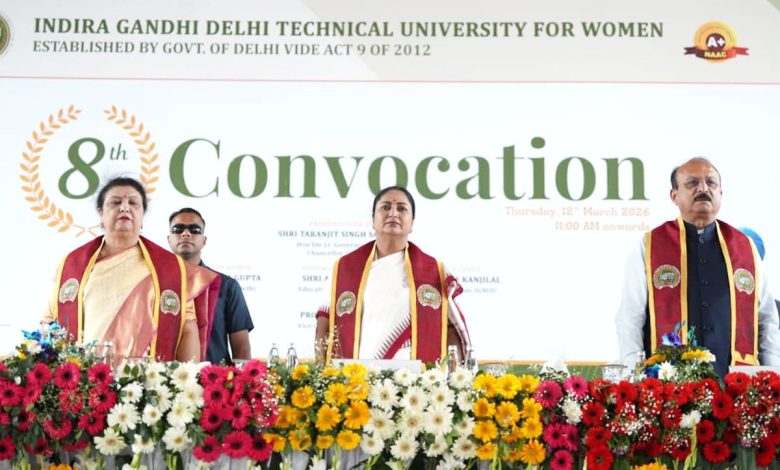 IGDTUW 8वां दीक्षांत समारोह: CM Rekha Gupta छात्राओं से संवाद करते हुए
