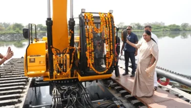मुख्यमंत्री रेखा गुप्ता ने नजफगढ़ ड्रेन सफाई के लिए उभयचर मशीनों को हरी झंडी दिखाई
