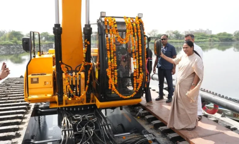 मुख्यमंत्री रेखा गुप्ता ने नजफगढ़ ड्रेन सफाई के लिए उभयचर मशीनों को हरी झंडी दिखाई