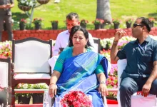 दिल्ली CM रेखा गुप्ता NDMC फ्लावर फेस्टिवल 2026 का उद्घाटन करती हुई, जिसमें ट्रे, पिरामिड और सिलेंडर डिज़ाइन में फूलों की सजावट और सेल्फी पॉइंट्स शामिल हैं