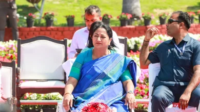 दिल्ली CM रेखा गुप्ता NDMC फ्लावर फेस्टिवल 2026 का उद्घाटन करती हुई, जिसमें ट्रे, पिरामिड और सिलेंडर डिज़ाइन में फूलों की सजावट और सेल्फी पॉइंट्स शामिल हैं