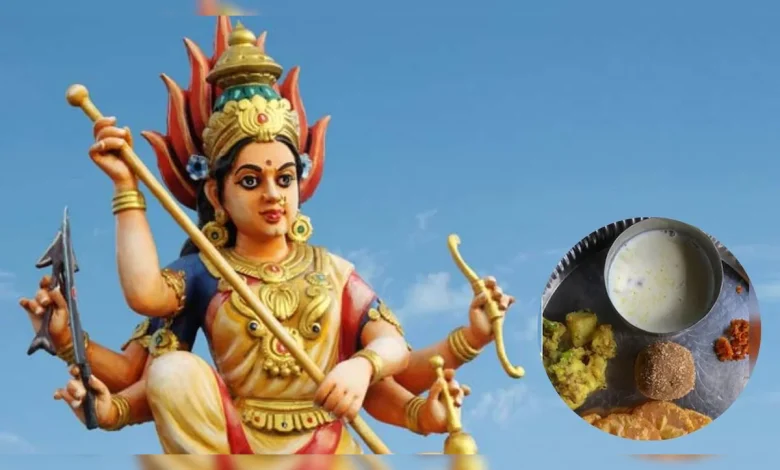 Sheetala Ashtami 2026 बासी भोजन अर्पित करते भक्त, माता शीतला की पूजा