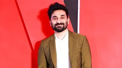 वीर दास स्टैंडअप कॉमेडी शो लंदन Royal Albert Hall में लाइव परफॉर्मेंस देते हुए