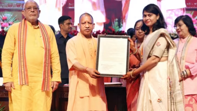 मुख्यमंत्री योगी आदित्यनाथ आंगनबाड़ी कार्यकत्रियों को आंगनबाड़ी कार्यकत्रियों के स्मार्टफोन और नियुक्ति पत्र प्रदान करते हुए।