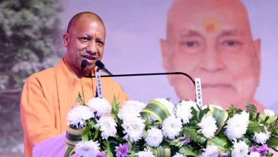 सीएम योगी आदित्यनाथ युवा पीढ़ी को स्मार्टफोन का नशा डिप्रेशन और उसके दुष्प्रभाव के बारे में चेतावनी देते हुए