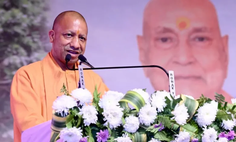 सीएम योगी आदित्यनाथ युवा पीढ़ी को स्मार्टफोन का नशा डिप्रेशन और उसके दुष्प्रभाव के बारे में चेतावनी देते हुए