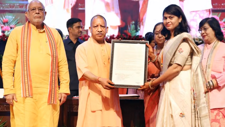 मुख्यमंत्री योगी आदित्यनाथ आंगनबाड़ी कार्यकत्रियों को आंगनबाड़ी कार्यकत्रियों के स्मार्टफोन और नियुक्ति पत्र प्रदान करते हुए।