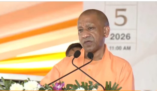 सीएम योगी आदित्यनाथ ग्रेटर नोएडा वेस्ट में 200 करोड़ रुपये लागत से बने केडीएसजी अस्पताल का उद्घाटन करते हुए