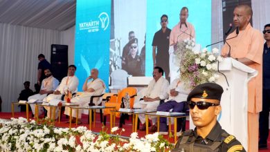 CM योगी आदित्यनाथ आगरा में वन डिस्ट्रिक्ट-वन मेडिकल कॉलेज योजना का उद्घाटन करते हुए