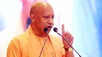 मुख्यमंत्री योगी आदित्यनाथ अयोध्या दौरे में राम जन्मभूमि मंदिर दर्शन करते हुए