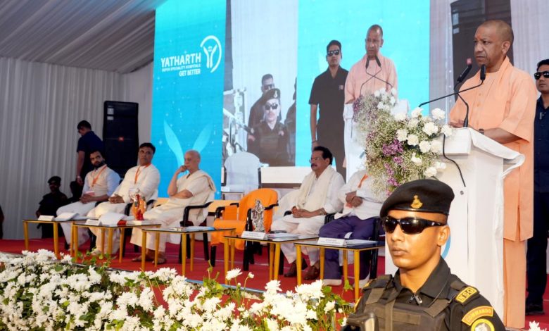 CM योगी आदित्यनाथ आगरा में वन डिस्ट्रिक्ट-वन मेडिकल कॉलेज योजना का उद्घाटन करते हुए