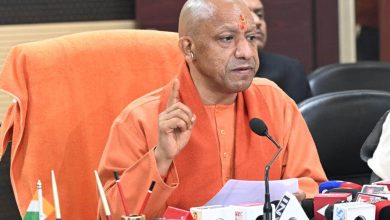मुख्यमंत्री योगी आदित्यनाथ मंत्रियों को निर्देश देते हुए कार्यकर्ताओं की समस्याओं का समाधान करने के लिए।