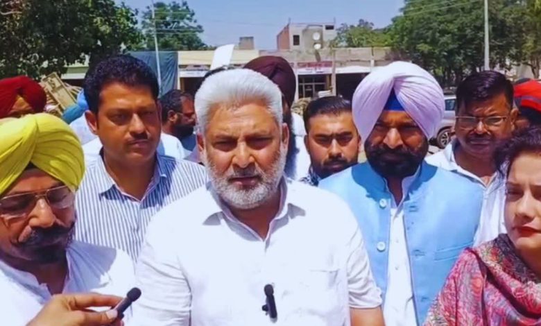 लाल चंद कटारुचक गेहूं खरीद समीक्षा श्री फतेहगढ़ साहिब मंडी में किसानों को भुगतान और खरीद प्रक्रिया का निरीक्षण करते हुए