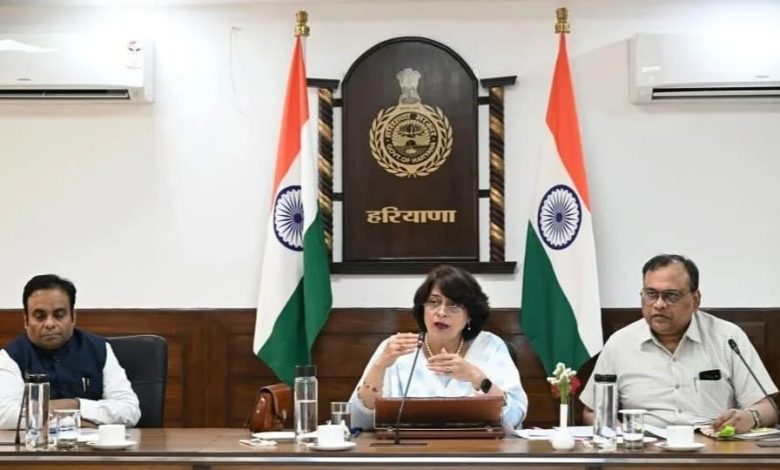 अतिरिक्त मुख्य सचिव डॉ. सुमिता मिश्रा सरकारी अस्पतालों में सुधार के लिए स्वास्थ्य क्षेत्र में पहल के तहत उच्च स्तरीय बैठक की अध्यक्षता करते हुए।