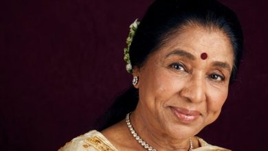 आशा भोसले अंतिम संस्कार से पहले श्रद्धांजलि देते लोग