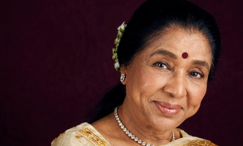 आशा भोसले अंतिम संस्कार से पहले श्रद्धांजलि देते लोग