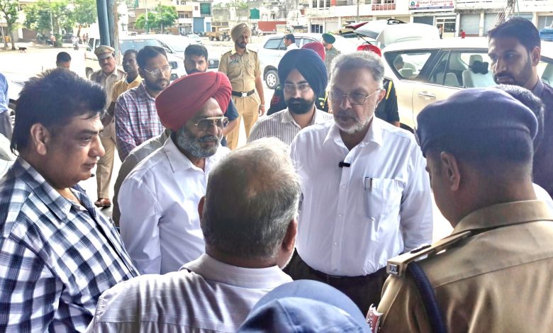 पटियाला कार्यक्रम: बलबीर सिंह और अधिकारी कार्यक्रम तैयारियों का निरीक्षण करते हुए