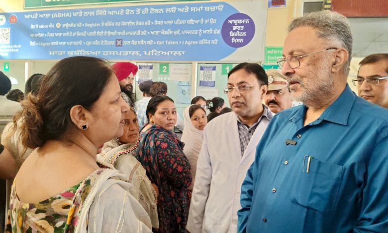 डॉ. बलबीर सिंह मरीजों से संवाद करते हुए, मरीजों के साथ दुर्व्यवहार रोकने के लिए निर्देश देते हुए।