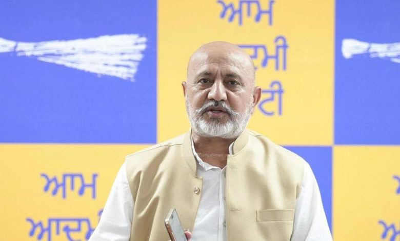 AAP नेता बलतेज पन्नू (Baltej Pannu) प्रेस कॉन्फ्रेंस के दौरान अकाली दल पर निशाना साधते हुए।
