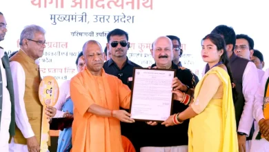 मुख्यमंत्री योगी आदित्यनाथ लखीमपुर के चंदन चौकी में थारू समुदाय को भूमि अधिकार पत्र वितरित करते हुए