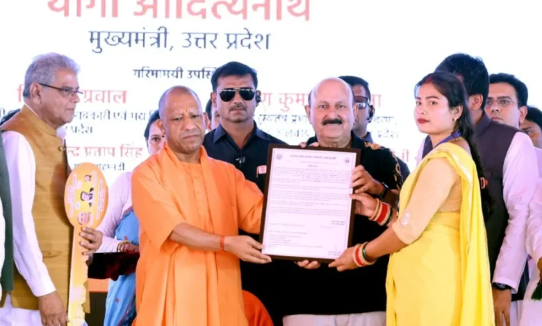 मुख्यमंत्री योगी आदित्यनाथ लखीमपुर के चंदन चौकी में थारू समुदाय को भूमि अधिकार पत्र वितरित करते हुए