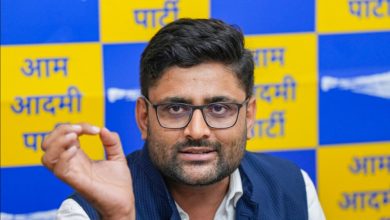 खंभालिया में AAP कार्यकर्ताओं पर पुलिस कार्रवाई के दौरान गोपाल इटालिया मीडिया को जानकारी देते हुए।
