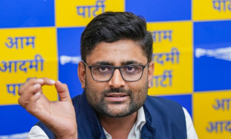 खंभालिया में AAP कार्यकर्ताओं पर पुलिस कार्रवाई के दौरान गोपाल इटालिया मीडिया को जानकारी देते हुए।