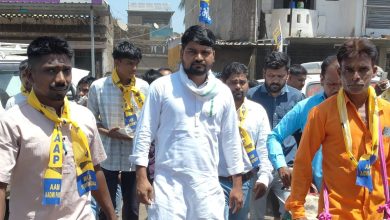 डोर-टू-डोर अभियान नेत्रांग के दौरान आम आदमी पार्टी कार्यकर्ताओं का जनसंपर्क