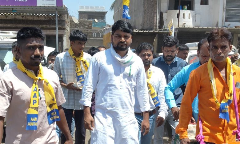 डोर-टू-डोर अभियान नेत्रांग के दौरान आम आदमी पार्टी कार्यकर्ताओं का जनसंपर्क