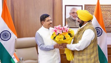 मुख्यमंत्री भगवंत मान दिल्ली में केंद्रीय मंत्री प्रहलाद जोशी के साथ बैठक करते हुए।