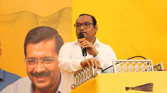 AAP नेता मनोज सोरठिया हर्ष संघवी पर हमला बोलते हुए