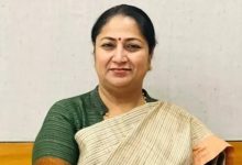 रेखा गुप्ता सरकार इलेक्ट्रिक वाहन नीति दिल्ली पेट्रोल बाइक प्रतिबंध और ईवी रजिस्ट्रेशन योजना को दर्शाता हुआ ग्राफिकल प्रतिनिधित्व