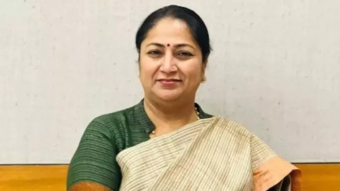 रेखा गुप्ता सरकार इलेक्ट्रिक वाहन नीति दिल्ली पेट्रोल बाइक प्रतिबंध और ईवी रजिस्ट्रेशन योजना को दर्शाता हुआ ग्राफिकल प्रतिनिधित्व