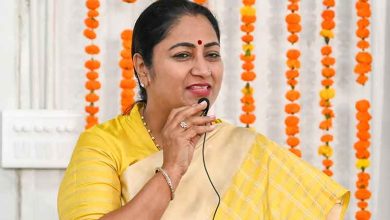 दिल्ली इलेक्ट्रिक व्हीकल पॉलिसी 2026 के तहत सब्सिडी और चार्जिंग स्टेशन का विवरण दर्शाती तस्वीर