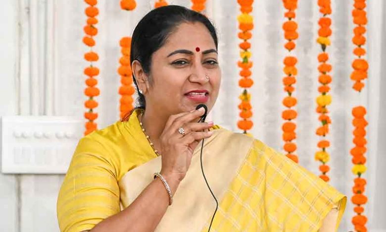 दिल्ली इलेक्ट्रिक व्हीकल पॉलिसी 2026 के तहत सब्सिडी और चार्जिंग स्टेशन का विवरण दर्शाती तस्वीर