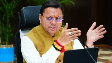 मुख्यमंत्री पुष्कर सिंह धामी चारधाम यात्रा की तैयारियों को लेकर अधिकारियों के साथ समीक्षा बैठक करते हुए।