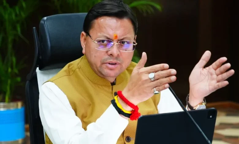 मुख्यमंत्री पुष्कर सिंह धामी चारधाम यात्रा की तैयारियों को लेकर अधिकारियों के साथ समीक्षा बैठक करते हुए।