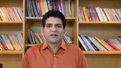 AAP के उम्मीदवार मनोज सोरठिया सूरत नगर निगम चुनाव में जनता से संवाद करते हुए।