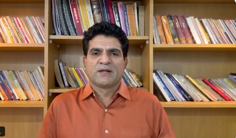 AAP के उम्मीदवार मनोज सोरठिया सूरत नगर निगम चुनाव में जनता से संवाद करते हुए।