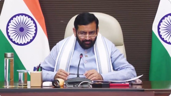 समाधान शिविरों का औचक निरीक्षण करते हुए मुख्यमंत्री नायब सिंह सैनी और अधिकारियों से संवाद।