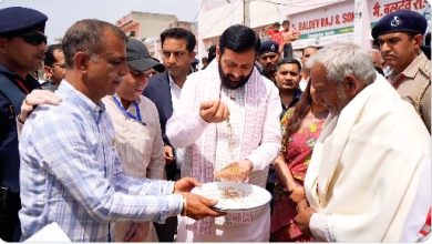 मुख्यमंत्री नायब सिंह सैनी बबैन मंडी में अनाज की गुणवत्ता की जांच करते हुए