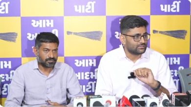 गुजरात में बीजेपी-कांग्रेस की सांठगांठ पर प्रेस कॉन्फ्रेंस करते आम आदमी पार्टी विधायक गोपाल इटालिया।