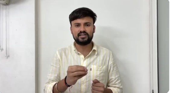 गुजरात राजनीति में AAP उम्मीदवारों पर नामांकन वापसी के दबाव का विरोध करते नेता।