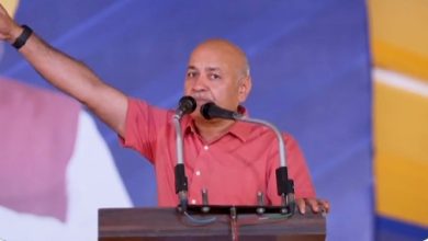 बटाला में जनसभा को संबोधित करते हुए AAP नेता मनीष सिसोदिया और सीएम भगवंत मान।