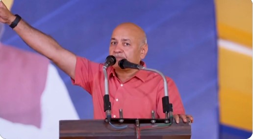 बटाला में जनसभा को संबोधित करते हुए AAP नेता मनीष सिसोदिया और सीएम भगवंत मान।