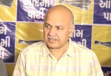 राजकोट में प्रेस कॉन्फ्रेंस को संबोधित करते AAP नेता मनीष सिसोदिया