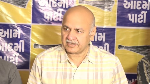 राजकोट में प्रेस कॉन्फ्रेंस को संबोधित करते AAP नेता मनीष सिसोदिया