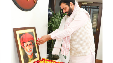 मुख्यमंत्री नायब सिंह सैनी महात्मा ज्योतिबा फूले की जयंती पर पुष्पांजलि अर्पित करते हुए